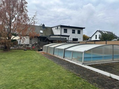 DHH in begehrter Lage, modernes + energieeffizientes Heizkonzept, großes Grundstück mit Sauna + Pool