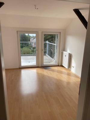 Helle 2,5-Zimmer Dachgeschosswohnung in Kiel Blücherplatz bis Ende April 2026 zu vermieten