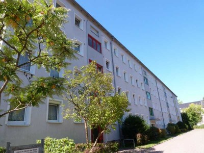 3-Raum mit Balkon zzgl. Stellplatz - Nähe Zentrum mit grünen Ausblick