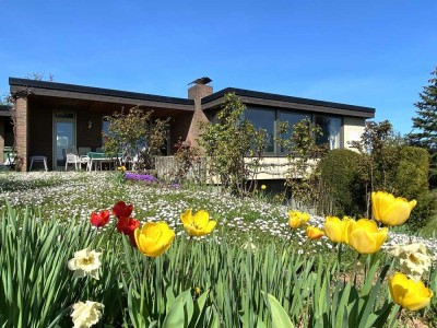 Einfamilienhausbungalow in Randlage mit unschlagbarem Fernblick, Wellnessbereich und weitem Garten