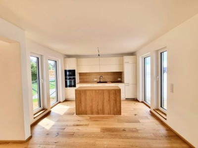 Modernes Eckreihenhaus in TOP-LAGE nahe U6: Erstbezug mit Garten, Dachterrasse, 5 Zimmern, 2 Bädern – inkl. Küche &amp; Stellplatz