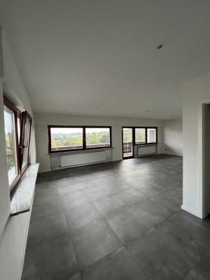 Schöne und modernisierte 3-Zimmer-Erdgeschosswohnung mit geh. Innenausstattung mit EBK in Obererbach
