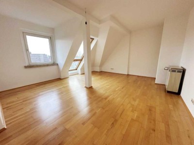 Helle, 2 Zimmer-Dachgeschosswohnung mit Stellplatz in sehr zentraler Lage!