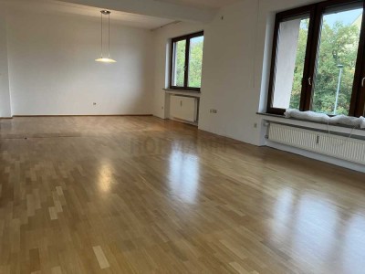 Schöne Wohnung für Paar mit + ohne Kind, im 2.OG am Schweinfurter Schelmsrasen, Einbauküche + Balkon