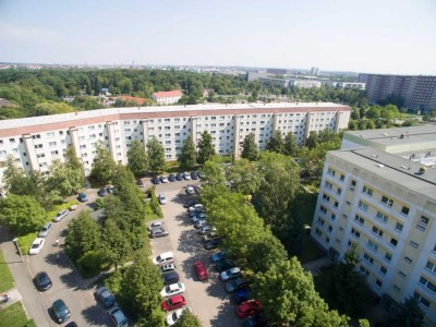 3-Raum-Wohnung mit Balkon und ebenerdiger Dusche.