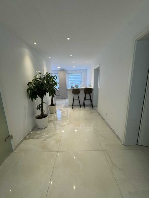 Vollständig renovierte 3-Raum-Wohnung mit Balkon und Einbauküche in Hanau + teil Möbliert