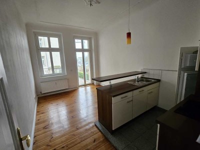 +Altbauwohnung im Gartenhaus mit offener Einbauküche und Balkon im 1. OG ++Rennbahnstrasse++