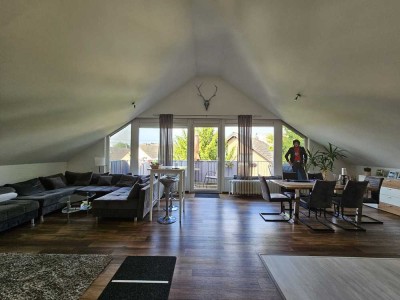 Helle 3-Zimmer-Dachgeschosswohnung mit offenem Wohnkonzept, Balkon, 2 Stellplätze, 2 Kellerräume
