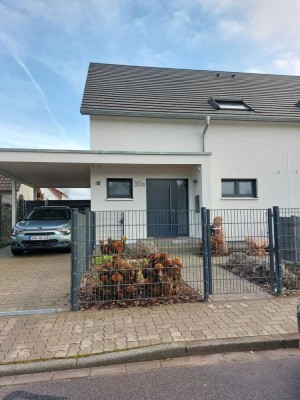 Doppelhaushälfte in KA-Grünwinkel mit Einbauküche & Carport Energieeffizienklasse A+