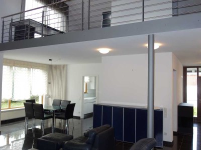 Barrierefrei mit Aufzug! Wertiges EFH mit 200 m² Wfl. sowie Garage mit 3 Stellplätzen