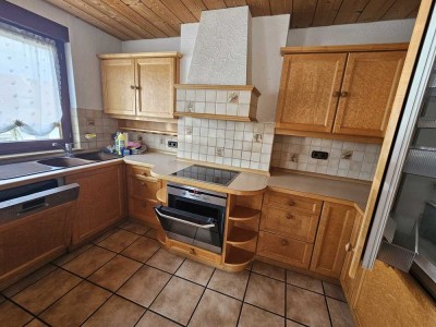 ++Haus mit 2 Wohnungen, Balkon, Küche und große Doppelgarage ++