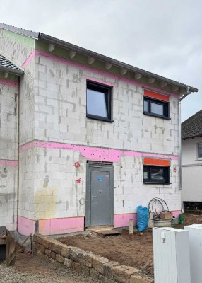 UPDATE | Erstbezug: Moderne 3,5-Zimmer-Wohnung mit Balkon und Gartennutzung in Biebergemünd Wirtheim