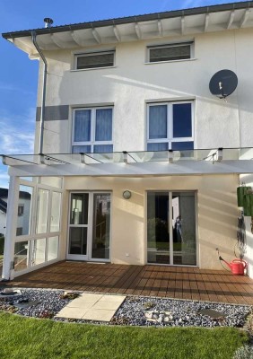 Leben wie im eigenen Haus - helle DHH mit Garten und Garage