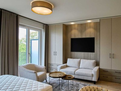 Neubau in urbaner Lage - Stilvoll vollmöbliertes Apartment in 4. Etage mit Balkon und TG-Stellplatz