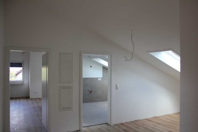 Erstbezug nach Sanierung: Geschmackvolle 4-Zimmer-Dachgeschosswohnung in gehobener Wohnlage