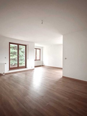 TOLLE 2-RAUM-Wohnung in Glauchau mit Tageslichtbad, offener Küche und eigener Terrasse!