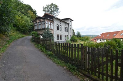 Stark sanierungsbedürftige, ehemalige Villa (ggf. Abbruchobjekt) in exponierter Aussichtslage