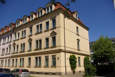 2-Zimmer-Erdgeschosswohnung mit Parkett und Bad mit ebenerdiger Dusche in 01129 Dresden
