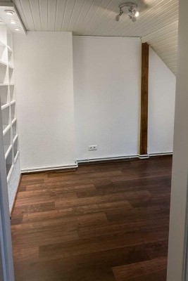 Dachgeschosswohnung mit Renovierungsbonus in bester Lage von Wiesbaden Biebrich