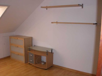 2-Zimmer-Dachgeschosswohnung mit EBK, Loggia ins Grüne & Garage – zentral und ruhig gelegen