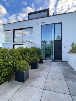 Moderne Wohnung in Luxus- Bauhaus- Villa mit großer Terrasse & Einbauküche