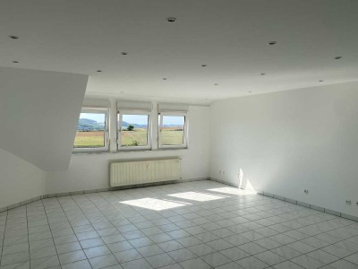 UMFANGREICH MODERNISIERTE DG-WOHNUNG MIT GROßEM BALKON IN ATTRAKTIVER LAGE MIT FERNBLICK!