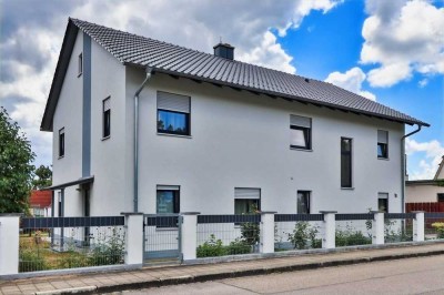 Neuwertiges Einfamilienhaus mit Einliegerwohnung, EBK, Garage, großem Garten in bester Lage von Roth