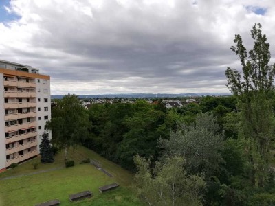 Fantastische Aussicht 2 Zi. Wohnung mit EBK Balkon Aufzug und TG    Provisionsfrei  !