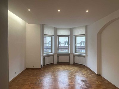 Großzügige 4-Zimmer-Wohnung für Familien oder WGs mit Einbauküche und Balkon in Hannover-Döhren