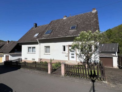Top-Gelegenheit! Großzügiges Einfamilienhaus mit 2 angebauten Garagen in Hahnenbach zu verkaufen.