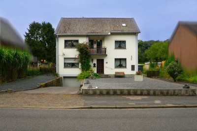 Zweifamilienhaus mit großem Grundstück und viel Potenzial in Übach-Palenberg