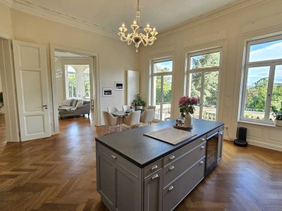 Großzügige Etagenwohnung in charmanter Altbauvilla für gehobene Ansprüche