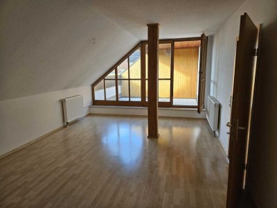 Helle 2-Raum-DG-Wohnung mit Loggia