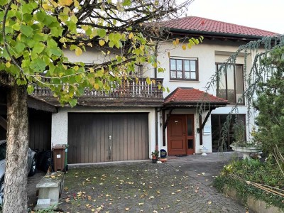 Geräumiges Einfamilienhaus in Malsch mit vielen Parkplätzen, Montagegrube und Ausbaureserve