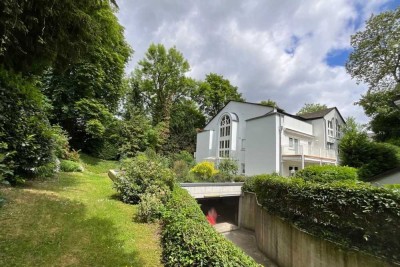 Kronberg: 1-A Villenlage am Stadtpark! Exzellente 3-Zimmerwohnung in kleiner Wohneinheit