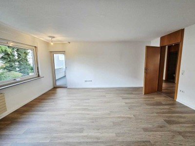 Großzügige, helle 2,5-Zimmer-Wohnung mit Balkon