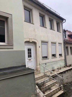 Provisionsfrei - Zentral gelegenes Einfamilienhaus (RMH) mit Garten
- Sanierungsbedürftig -