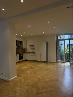 Wohnung mit großzügiger Terrasse - zentrale Lage in ruhigem Hinterhaus