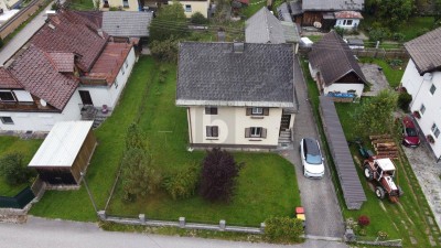 AUSBLICK AUF DIE BERGE MIT GROßEM GARTEN UND WERKSTATT