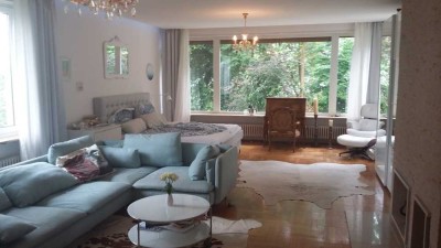 Grosszügige Villa in sehr guter Lage. Freihstehend, mit grossem Garten