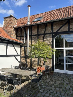 Liebhaberobjekt zu vermieten. Alter Gutshof mit Garten und Kamin.