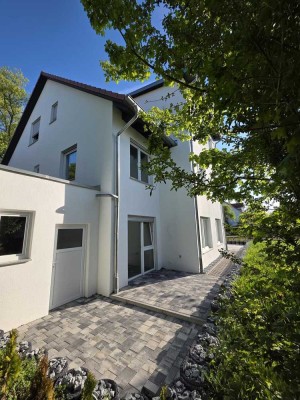 Platz für die ganze Familie– DHH -Erstbezug mit Garten und Garage