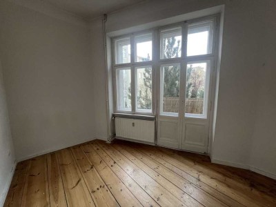 BEZUGSFREI | Stilvolle & gepflegte 2-Zi.-Altbauwohnung mit franz. Balkon und schönen Details!