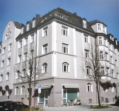 3-ZIMMER-ALTBAUWOHNUNG IN HERRSCHAFTLICHEM GEBÄUDE IN BOGENHAUSEN