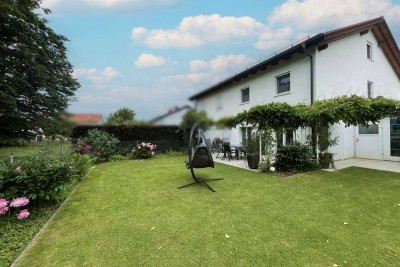 Fast wie neu: Ihr neues Zuhause mit Blick ins Grüne, Doppelgarage und Carport, zeitnah beziehbar