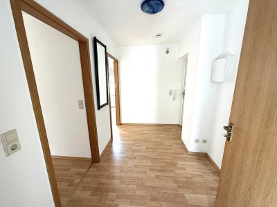 Helle und großzügige 2 Zimmer-Dachgeschosswohnung in TOP Lage...