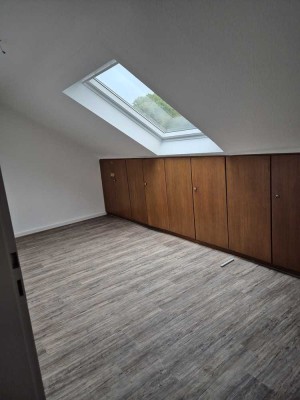 Klimatisierte Dachgeschosswohnung mit neuem Bad