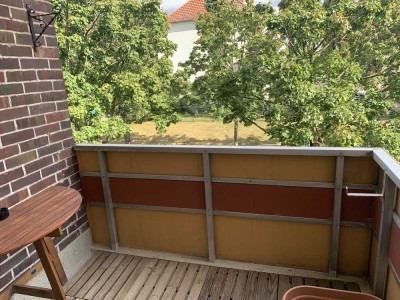 Vollständig renovierte 2-Raum-Wohnung mit Balkon und Einbauküche in Berlin. Teilmöbliert