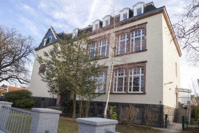 Wohnen im historischen Gebäude - neu sanierte und großzügig geschnitten 2-Zimmer Wohnung