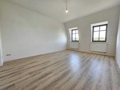 Jetzt mieten - weniger zahlen ! Schön geschnittene 4-Zimmer Wohnung im Dachgeschoss